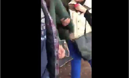 مشهد مُبكٍ لأم فرقتها الشرطة عن بناتها لهذا السبب .. فيديو مشهد مُبكٍ لأم فرقتها الشرطة عن بناتها لهذا السبب .. فيديو