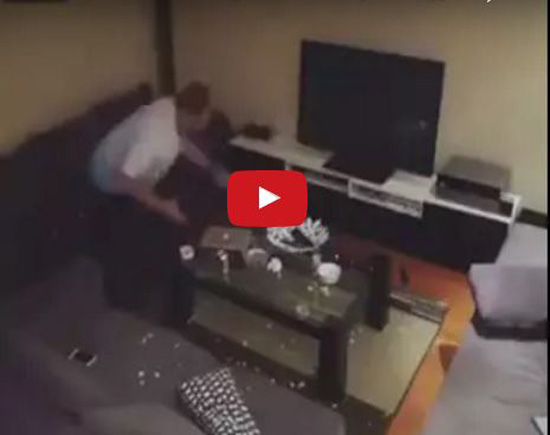 بالفيديو- رجلٌ يشتعل غضباً بعدما أطفأت زوجته التلفاز أثناء مباراة كرة قدم!