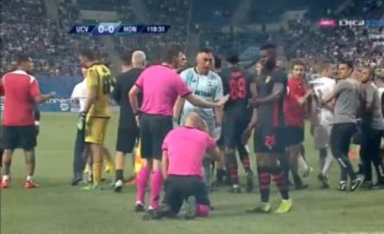 بالصور .. ألعاب نارية تصيب الحكم وتعطل مباراة بالدوري الأوروبي بالصور .. ألعاب نارية تصيب الحكم وتعطل مباراة بالدوري الأوروبي