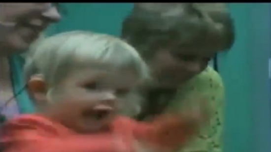 مشاعر طفلة سمعت صوتا لأول مرة