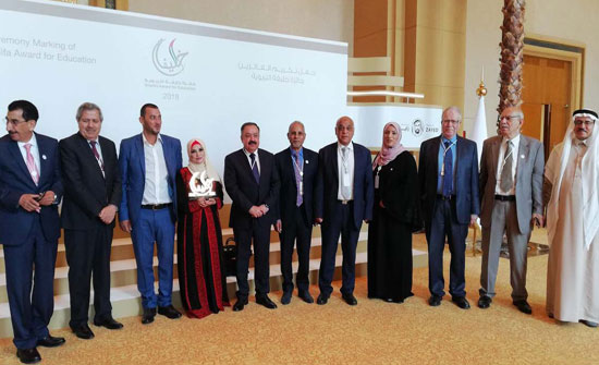المعلمة الأردنية جواهر الغويري تتوج بجائزة خليفة التربوية المعلمة الأردنية جواهر الغويري تتوج بجائزة خليفة التربوية