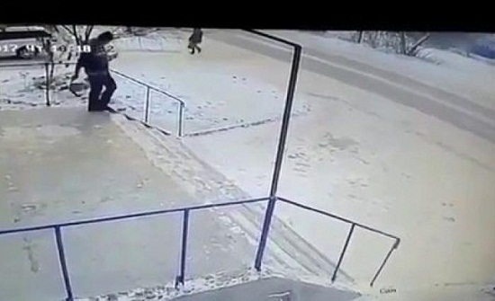 يرمي نفسه أمام سيارة بسبب «خناقة» مع حبيبته يرمي نفسه أمام سيارة بسبب «خناقة» مع حبيبته