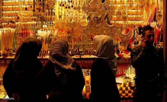 فتاة تسطو على محل خطيبها وتكبده خسارة كبيرة فتاة تسطو على محل خطيبها وتكبده خسارة كبيرة