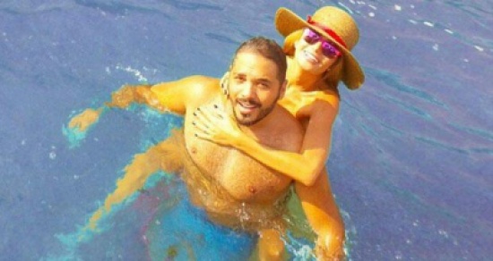 زوجة رامي عياش داليدا تعانقه في حوض السباحة