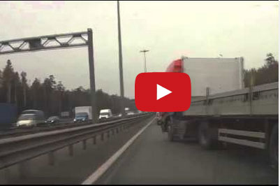 سائق شاحنة يتفادى الاصطدام بسيارتين