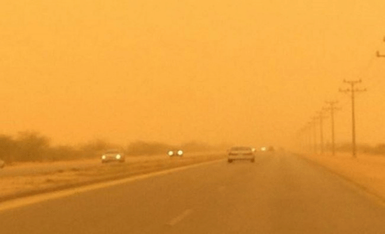 اغلاق طريق الرويشد بسبب الغبار الكثيف اغلاق طريق الرويشد بسبب الغبار الكثيف