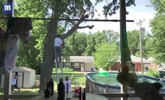 بالفيديو.. رجل يتعرض لموقف محرج عند قطع فرع شجرة بالفيديو.. رجل يتعرض لموقف محرج عند قطع فرع شجرة