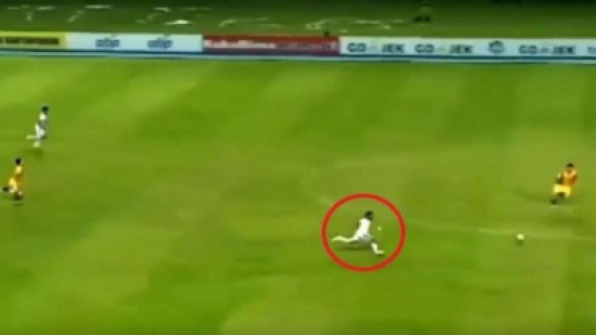 بالفيديو.. سرعة خارقة للاعب في الدوري الإندونيسي تنتهي بهدف رائع