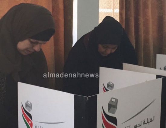 مرضى وكبار سن يدلون بأصواتهم في فقوع والقصر مرضى وكبار سن يدلون بأصواتهم في فقوع والقصر