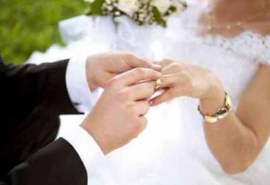 عادت إلى منزل ذويها بعد 3 أسابيع من الزفاف... فما الذي اكتشفه الزوج؟ عادت إلى منزل ذويها بعد 3 أسابيع من الزفاف... فما الذي اكتشفه الزوج؟