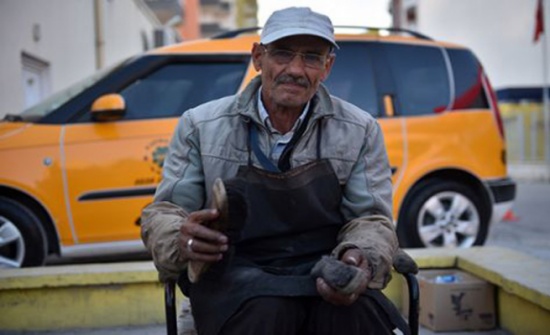 صور: وزير تركي يلمّع حذاء مواطن