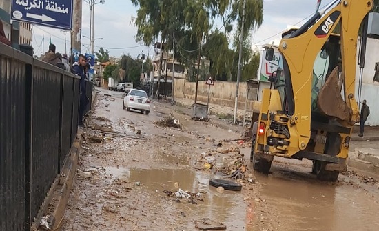 مواصلة فتح الطرق والعبارت جراء السيول في الكريمة
