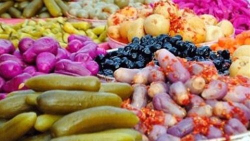 عجلون: اتلاف طن ونصف من مادة المخللات منتهية الصلاحية