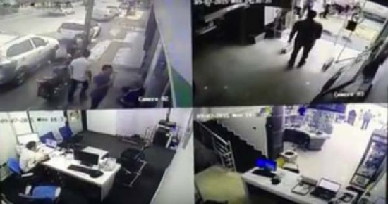فيديو: عملية سطو مسلح على محل في وضح النهار فيديو: عملية سطو مسلح على محل في وضح النهار