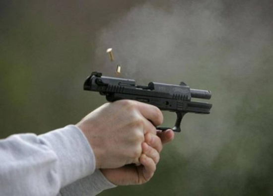 بعد ضياع هاتفه... فقد أعصابه وفتح النار على الجمهور داخل المسرح! بعد ضياع هاتفه... فقد أعصابه وفتح النار على الجمهور داخل المسرح!