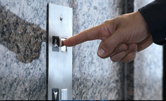 إلزام المباني التي تزيد عن طابق واحد بتركيب (المصعد)