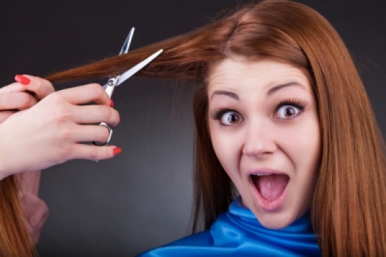 بالفيديو.. حلاق يستخدم الفأس لقص شعر زبائنه