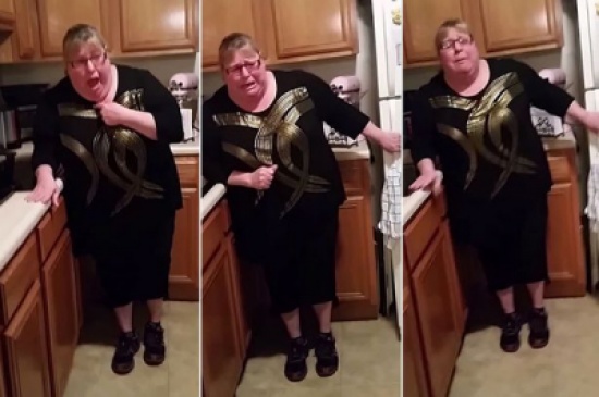 شاهد..ردة فعل إمرأة شاهدت عنكبوت داخل مطبخها