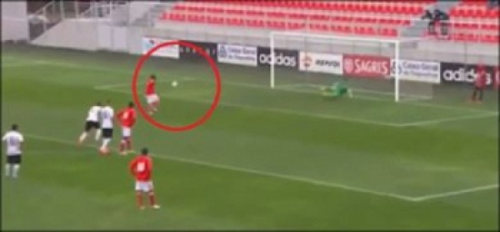 شاهد..  لاعب يحاول تقليد الكبار فصار أضحوكة العالم