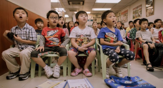 طرد معلم دفع لطلابه ليقفزوا من الطابق الثاني