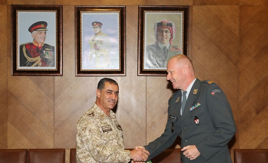 الحسنات يتسلم كتاب النوع الاجتماعي