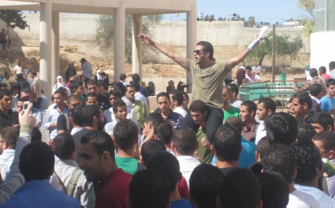 طلبة : " البوليتكنك " استدعت طلاباً تضامنوا مع " نور "