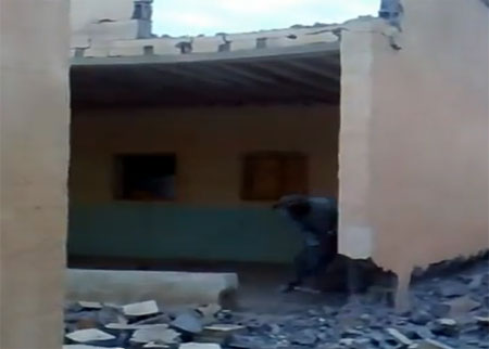 افغاني يهدم جدار منزل وهو يقف بداخله