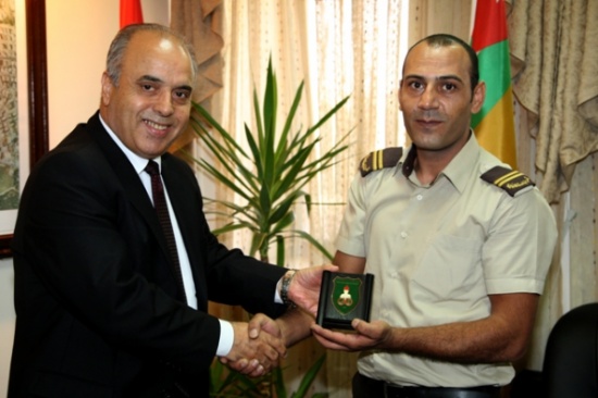 محافظة يكرم رجل الأمن الجامعي الحمايدة لمطاردته مركبة مسروقة وإنقاذ من فيها