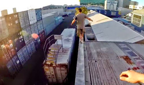 شاب يطارد لصا حاول سرقته لكن القدر يتدخل