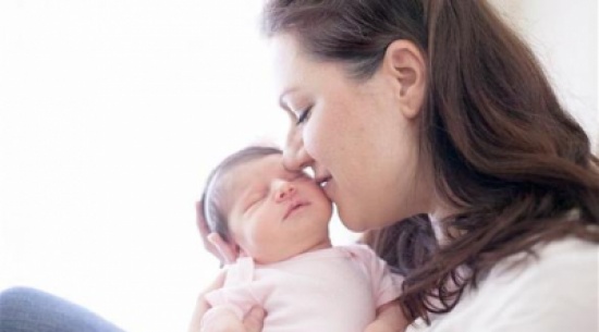 لهذا السبب "تُدمن" الأم على رائحة مولودها