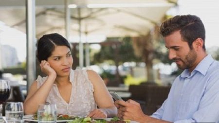 مشاكل نفسية وراء تفحص الهاتف باستمرار مشاكل نفسية وراء تفحص الهاتف باستمرار
