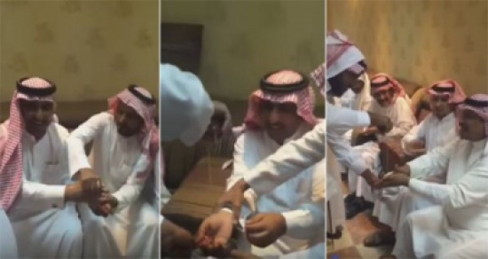 فيديو: مواطنين يغسلون أيديهم بـ العسل في إحدى المناسبات فيديو: مواطنين يغسلون أيديهم بـ العسل في إحدى المناسبات