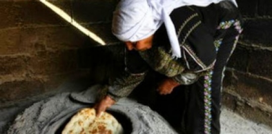 مستوطن يطالب فلسطينيا ب90 ألف دولار بسبب "رائحة خبز"