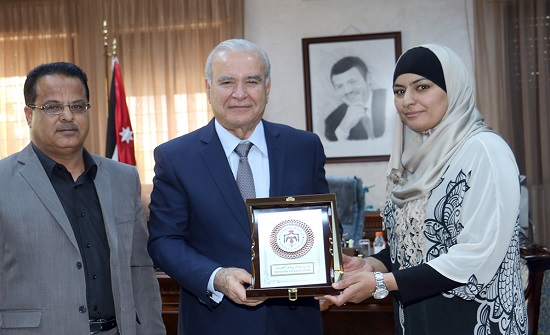 وزير التربية يكرم مدرسة سحاب الثانوية الشاملة للبنات لفوزها بجائزة تميز علمي