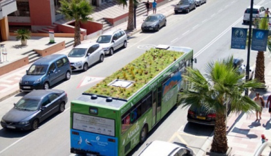 أول باص فوقه حديقة متنقلة في برشلونة