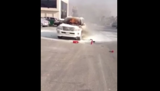 يصور سيارته وهي تحترق
