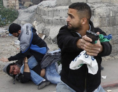 تقرير اسرائيلي عن المستعربين .. يطلقون 5 رصاصات اخرى على الفلسطيني بعد قتله تقرير اسرائيلي عن المستعربين .. يطلقون 5 رصاصات اخرى على الفلسطيني بعد قتله