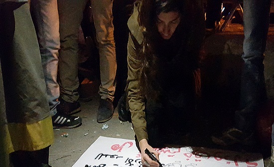 عشرينية تخط رسائلها على الملصقات دفاعا عن القدس عشرينية تخط رسائلها على الملصقات دفاعا عن القدس