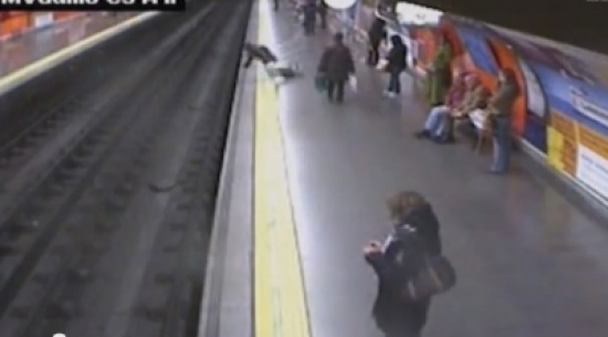 أسبانيا تكرم شرطيا أنقذ امرأة من تحت عجلات القطار  ( فيديو )