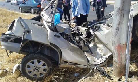 بالصور : مركبة تصطدم بعامود كهرباء في اربد