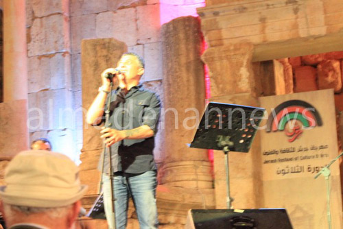 بالصور : عمر العبداللات يحيي اول حفلات مهرجان جرش