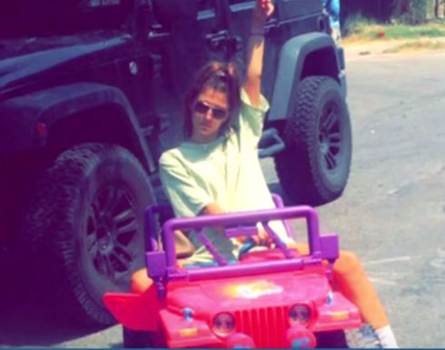 بالفيديو: طالبة أمريكية تقصد الجامعة بسيارة أطفال