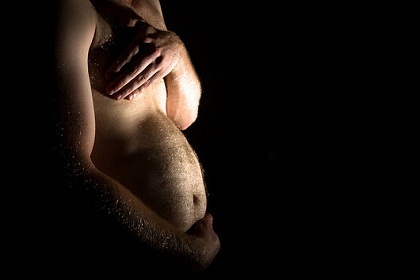 رجل صيني يؤكد حمله!