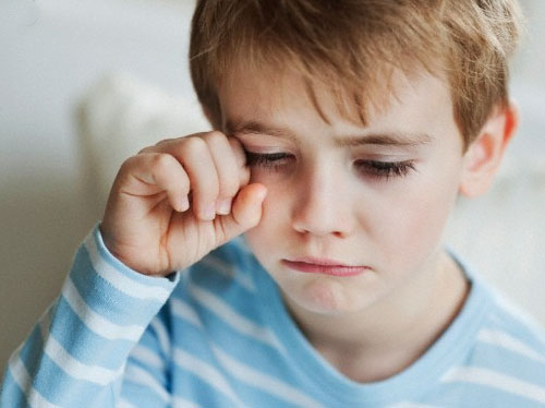 إربد : والدة تغلق على طفليها المنزل وتذهب لتقيم الليل في المسجد .. والشرطة تنقذهما