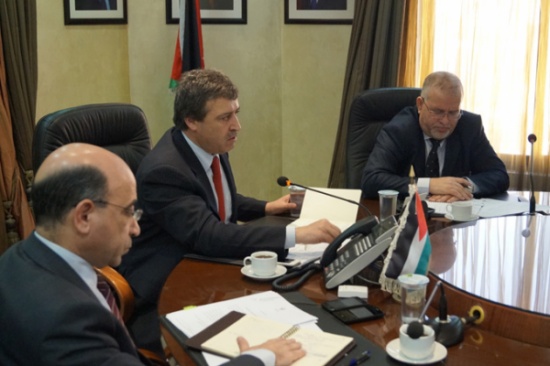 "العمل" تشكل فريقا تنفيذيا لإنشاء وحدات تشغيل في عدد من الوزارات "العمل" تشكل فريقا تنفيذيا لإنشاء وحدات تشغيل في عدد من الوزارات