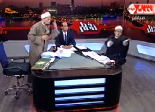 بالفيديو .. داعية ازهري يهاجم الشيخ "ميزو" ويرشقه بالماء على الهواء