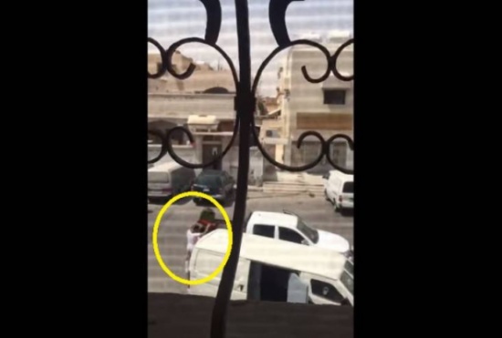 لحظة سرقة 9 ملايين ريال من سيارة نقل أموال بالسعودية