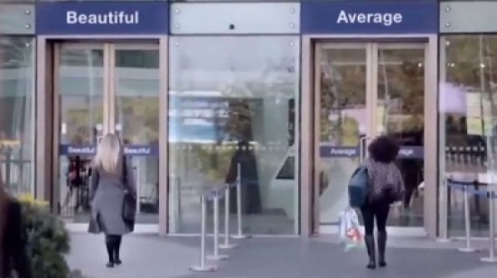 شاهد: الجميلة فقط تمر من هنا.. حملة دعائية مبتكرة صدمت النساء