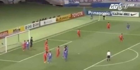 شاهد..  حارس مرمى يسجل هدفاً في مرماه من ضربة رأسية