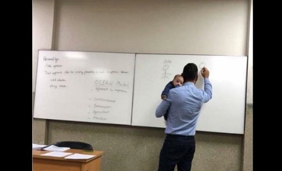 مشهد غير مألوف… مدرّس لبناني يحمل طفل طالبته اثناء المحاضرة! مشهد غير مألوف… مدرّس لبناني يحمل طفل طالبته اثناء المحاضرة!